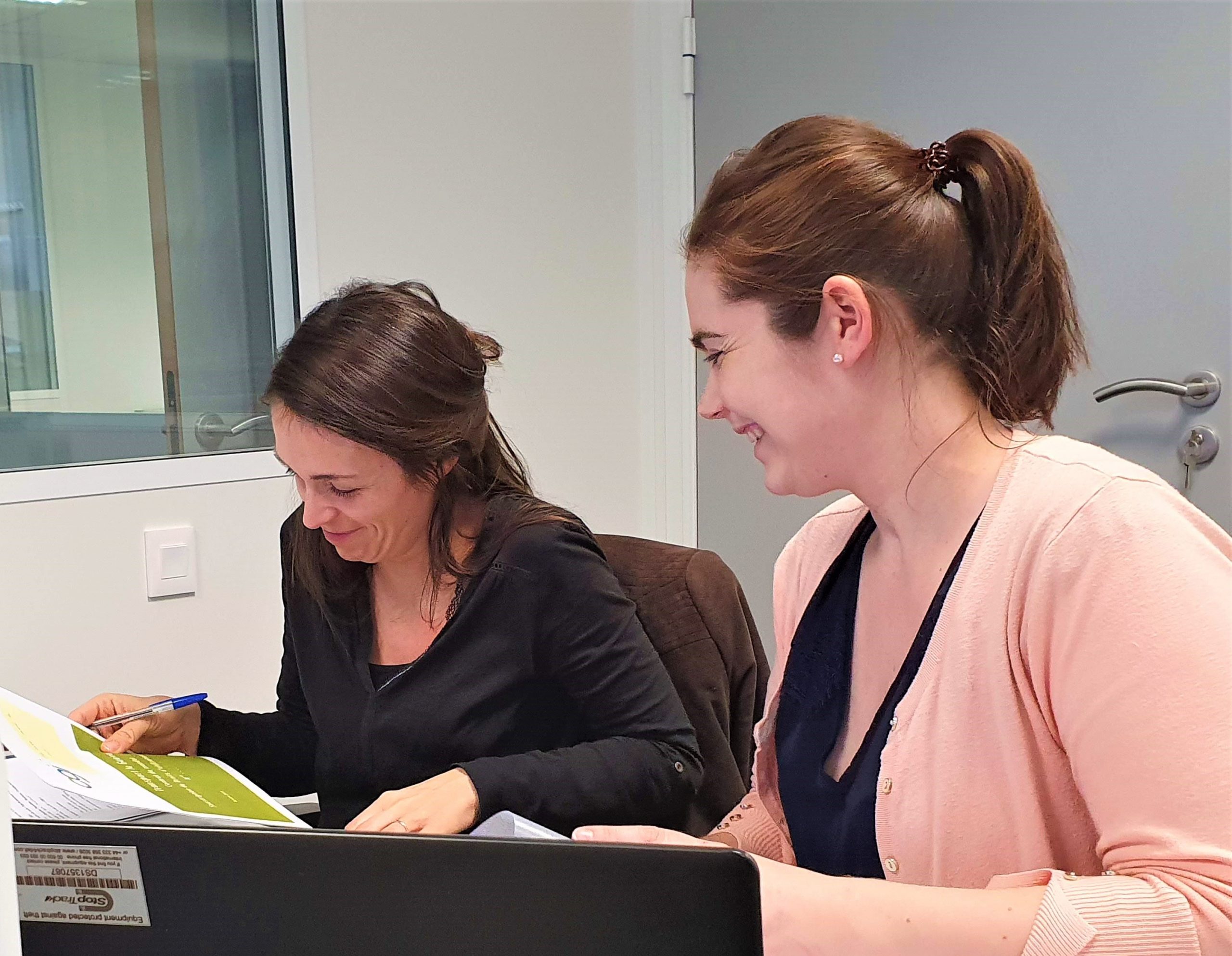 Collaboratrices OGI en train de travailler