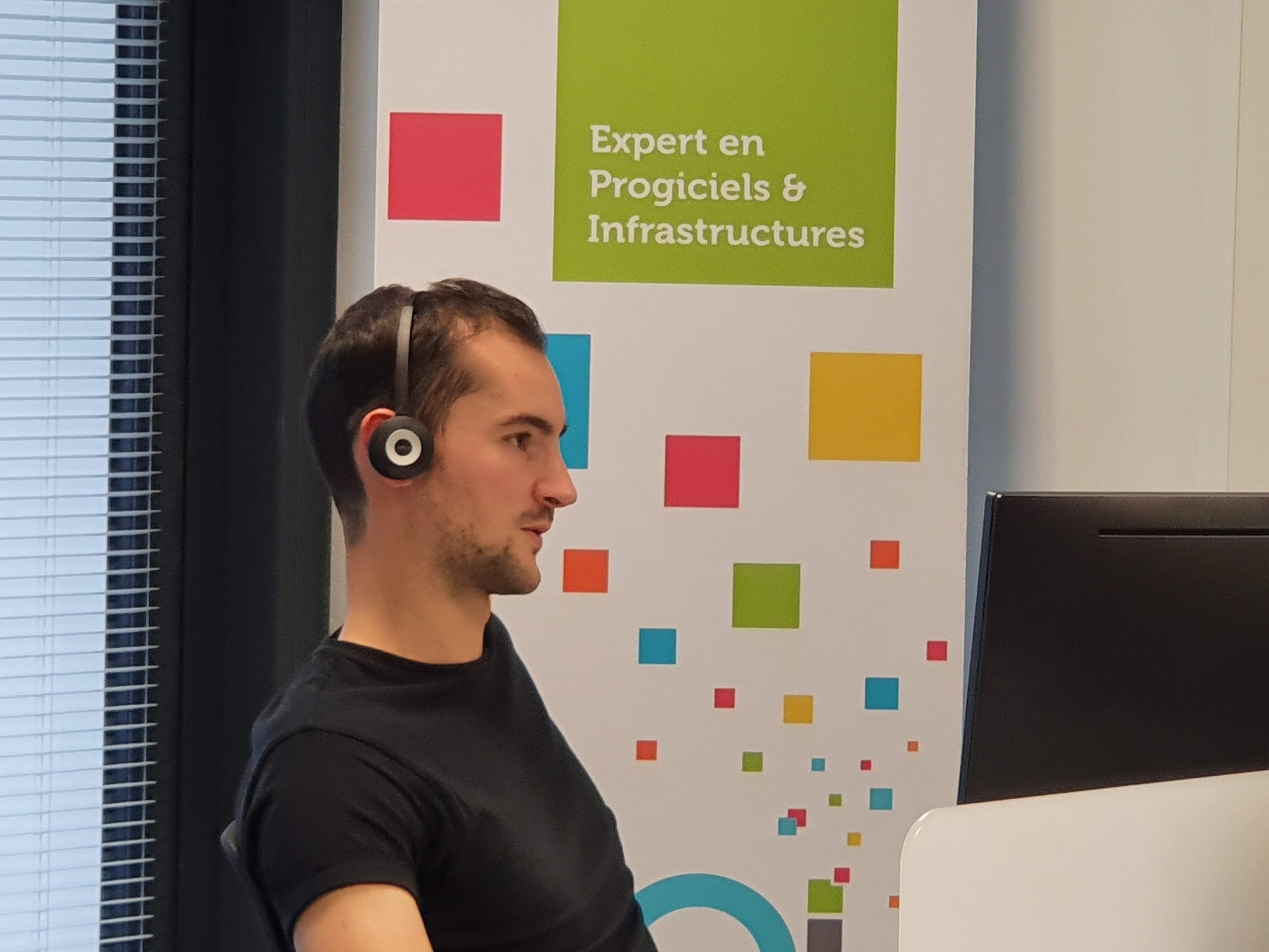 Un collaborateur OGI au téléphone