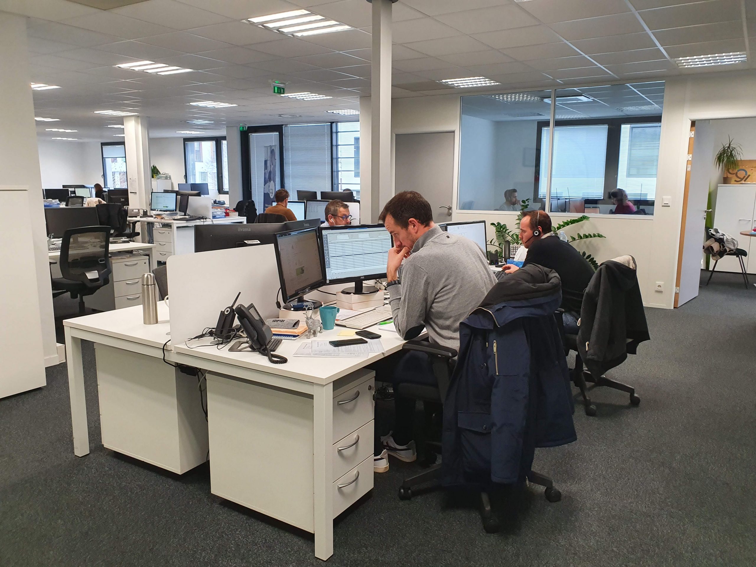 Des collaborateurs OGI travaillent sur leurs ordinateurs