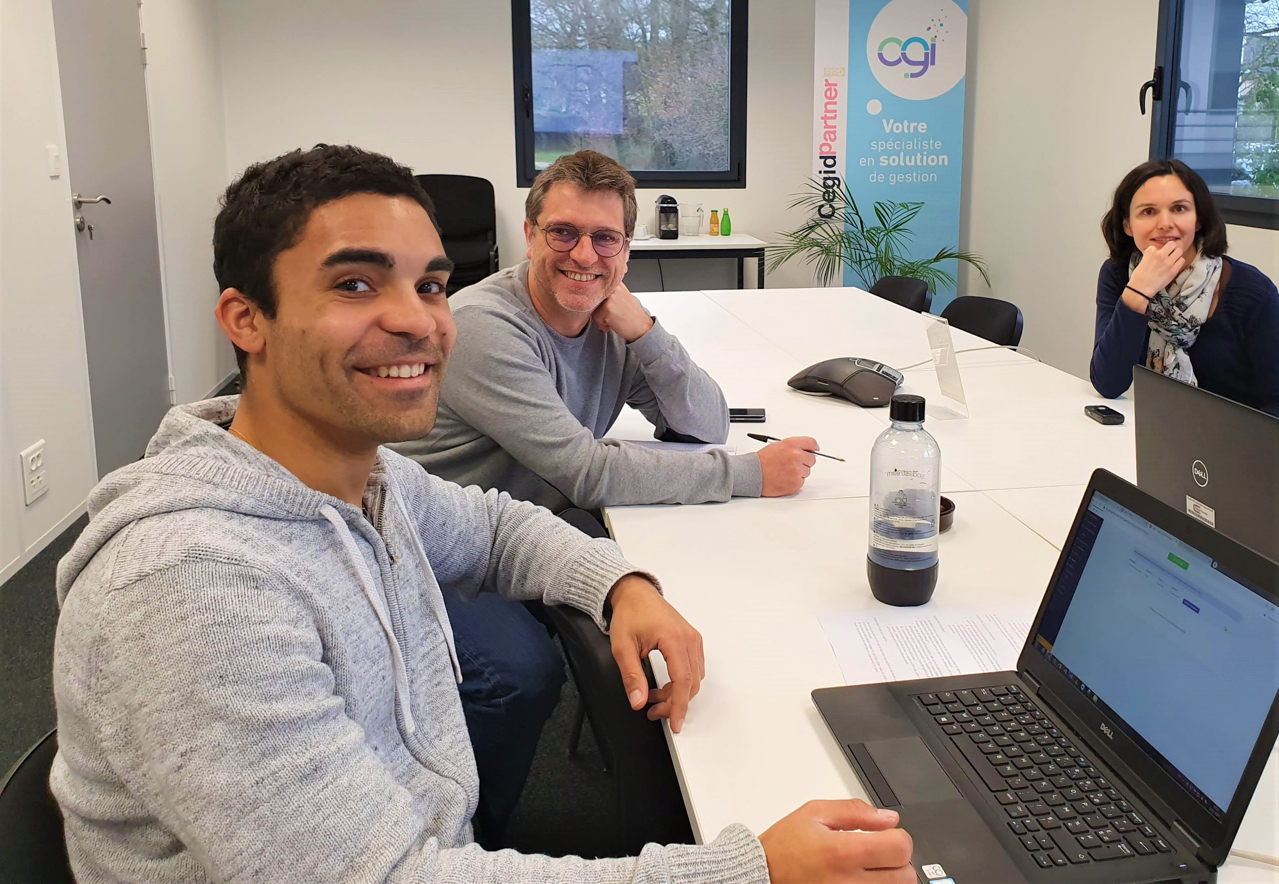 Trois collaborateurs OGI en réunion