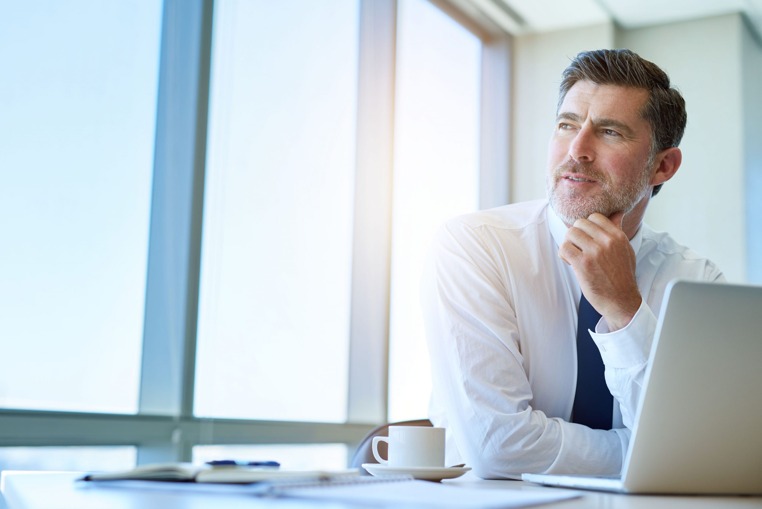 Personne travaillant devant son ordinateur