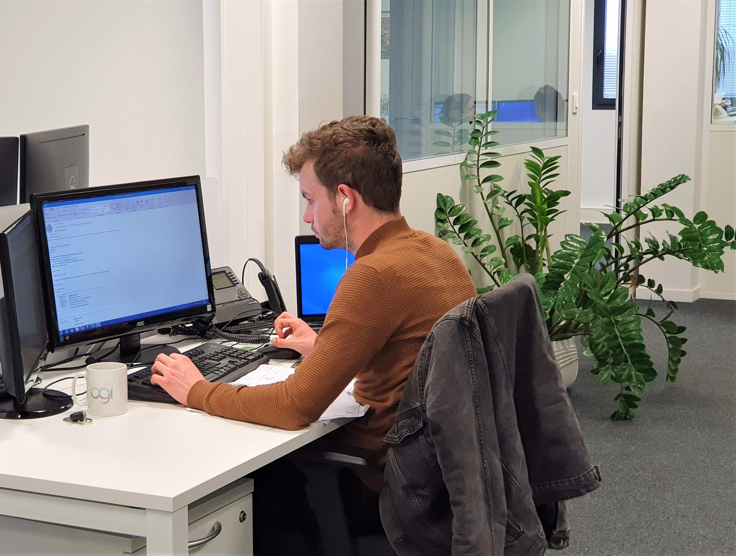Un collaborateur OGI travaille sur son ordinateur